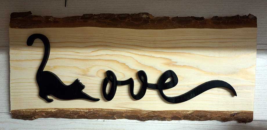 Décoration chat love sur planche en bois artisanat savoyard style montagne thierry collomb clerc artisan publicité.