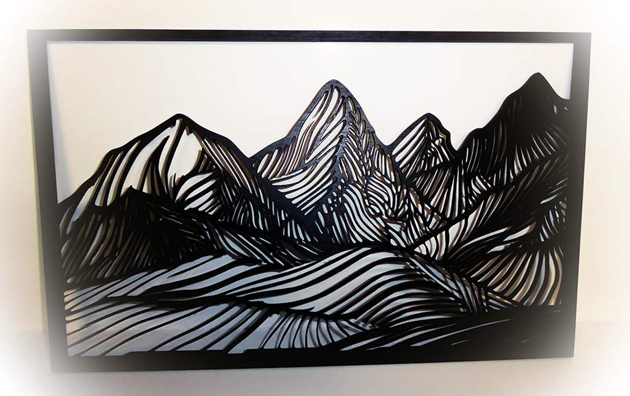 Artisanat style montagne, objet déco découpé au laser représentant des montagnes stylisées.