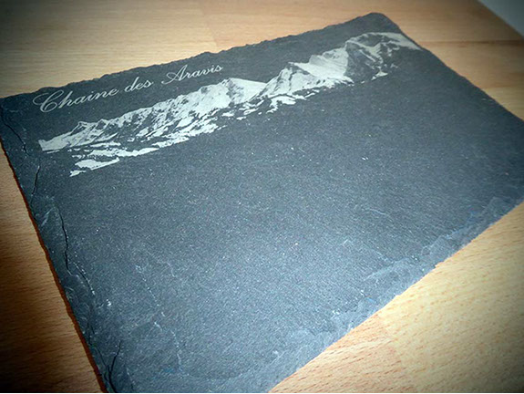 Gravure laser sur ardoise avec pour motif la chaine des Aravis, artisanat français réalisé par Thim Montagn'Art.