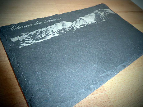 Gravure laser sur ardoise avec pour motif la chaine des Aravis, artisanat français réalisé par Thim Montagn'Art.