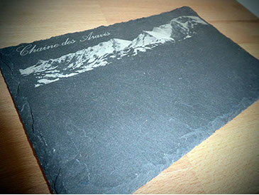 Gravure laser sur ardoise avec pour motif la chaine des Aravis, artisanat français réalisé par Thim Montagn'Art.