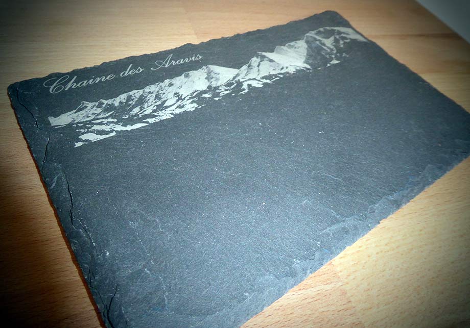 Gravure laser sur ardoise avec pour motif la chaine des Aravis, artisanat français réalisé par Thim Montagn'Art.