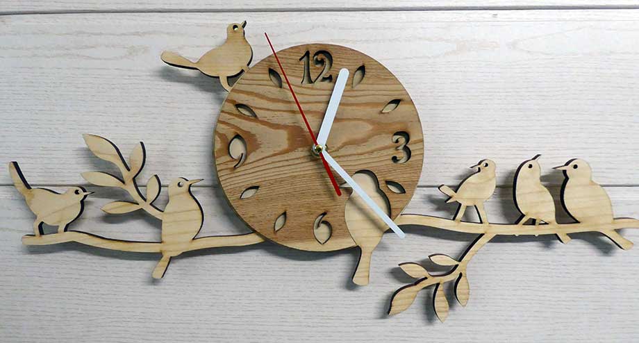 pendule en bois avec oiseaux artisanat français style nature fabriqué en Haute Savoie par Thim Montagn'art