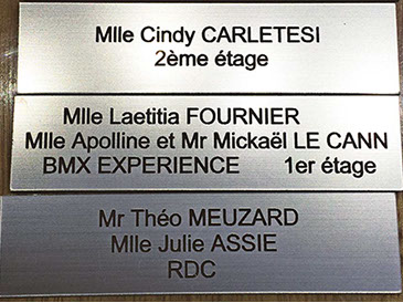 plaque de porte nom prénom entreprise adresse entreprise gravure laser Thônes Serraval Thim Montagn'art