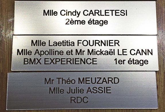 plaque de porte nom prénom entreprise adresse entreprise gravure laser Thônes Serraval Thim Montagn'art