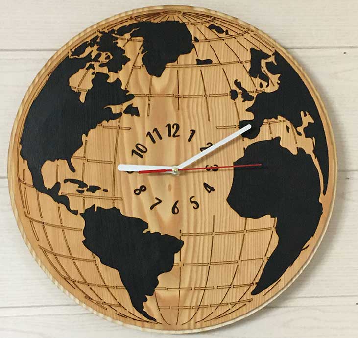 pendule horloge map monde planisphère en bois idée cadeau sympa et originale fabriqué en haute savoie par thim montagn'art serraval