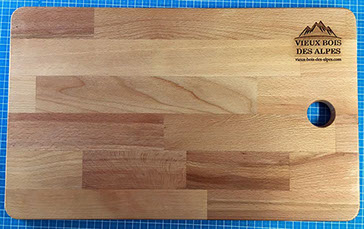 table à découper personnalisée gravure laser fabrication artisanale savoyarde réalisée par Thim Montagn'Art