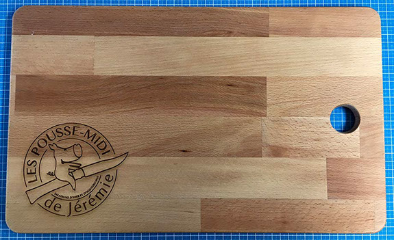 table à découper personnalisée gravure laser Thônes publicité personnalisée objet gravé avec machine laser artisan français thim montagn'art