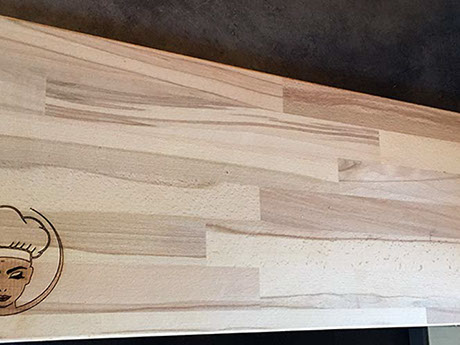 modèle de planche à découper gravé au laser par artisan français thim montagn'art situé à thônes serraval haute savoie france