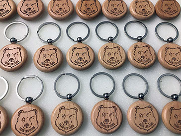 Porte clés en bois gravés à votre image, logos d'entreprises, associations, clubs... Solide pratique et utile, un bon moyen de rester présent