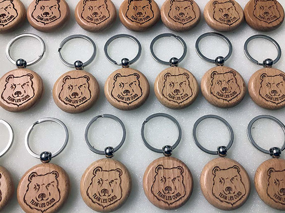 Porte clés en bois gravés à votre image, logos d'entreprises, associations, clubs... Solide pratique et utile, un bon moyen de rester présent