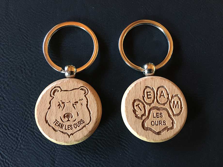 Porte clés en bois gravés au laser à votre image, nous sommes spécialisés dans les petites et moyennes séries, nous travaillons aussi à l'unité 