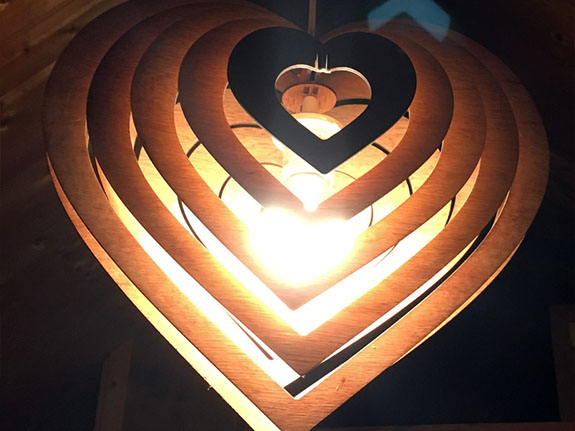 Luminaires différentes essences de bois, très design à suspendre. Effets de lumière très jolis grâce a leur découpe originale.