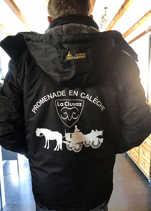 Flocage de qualité sur veste tee-shirt, casquettes, vêtements... Contactez nous pour en savoir plus. petite quantité ou à l'unité possible
