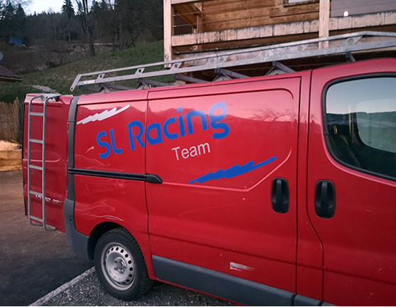 Marquage pause d'adhésifs publicitaire ou personnalisation de véhicules particuliers ou professionnels artisan Haute Savoie Thônes