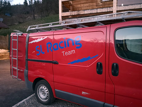 Marquage pause d'adhésifs publicitaire ou personnalisation de véhicules particuliers ou professionnels artisan Haute Savoie Thônes