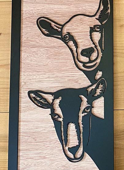 Objet déco les deux chèvres, gravure sur bois au laser réalisation Thim Montagn'Art.
