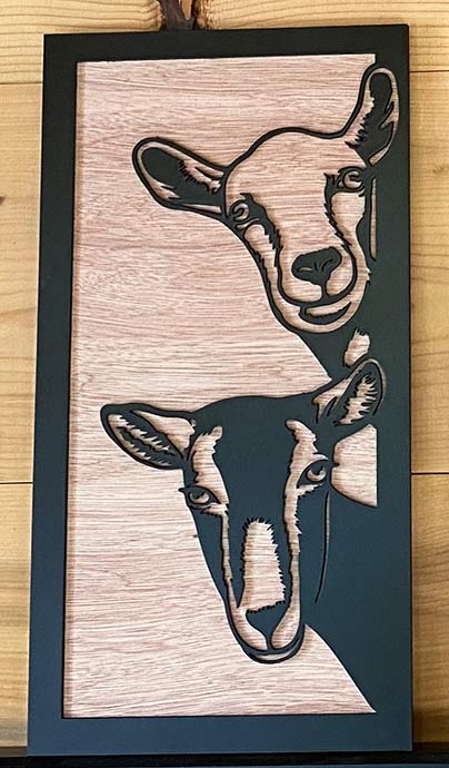 Objet déco les deux chèvres, gravure sur bois au laser réalisation Thim Montagn'Art.