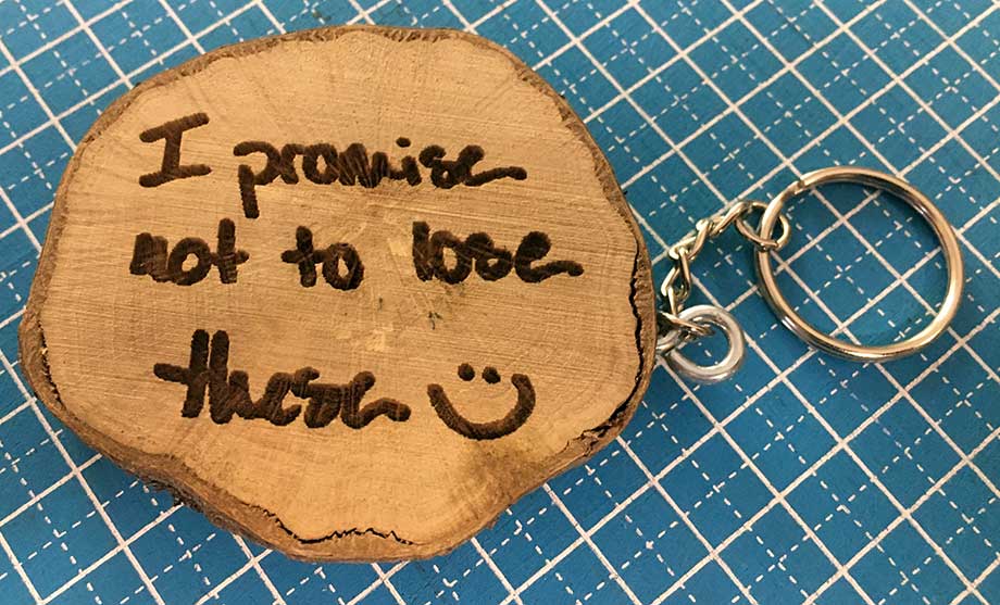 Entreprise gravure laser objets personnalisés Porte clés personnalisés gravure laser Thim Montagn'Art