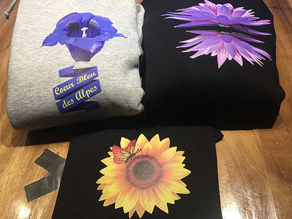 Flocage de qualité sur tee-shirt, casquettes, vêtements... Contactez nous pour en savoir plus. petite quantité ou à l'unité possible