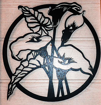 Beau bouquet d'arum gravé sur bois au laser, artisanat français réalisé par Thim Montagn'Art artisan à Thônes Serraval.