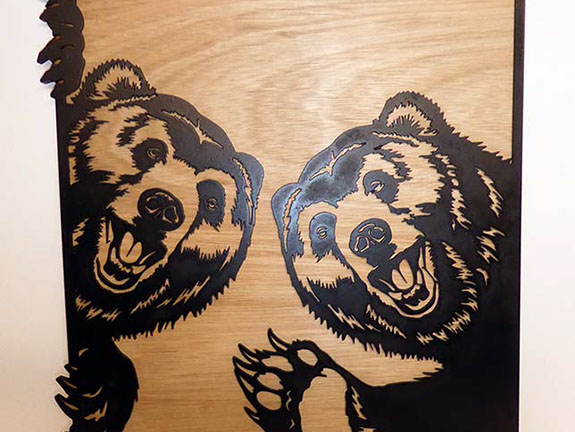 Les 2 ours joyeux, gravure laser sur bois fabriqué en Haute Savoie par Thim Montagn'Art artisanat français.