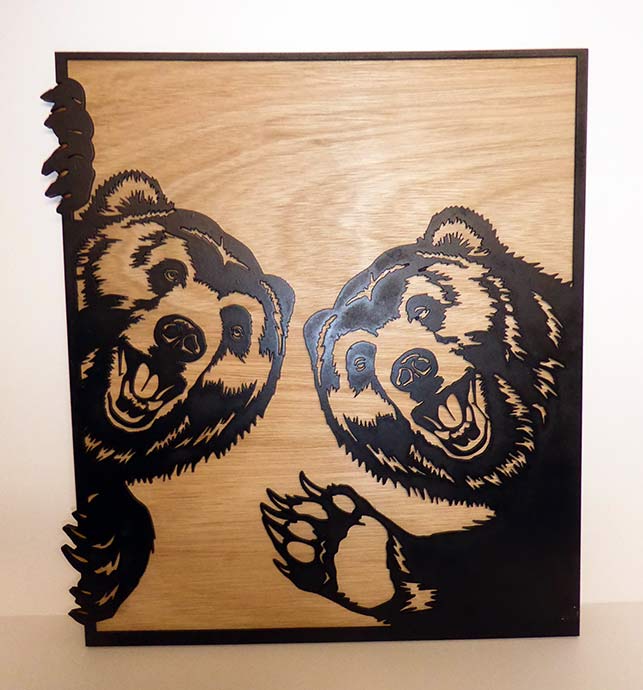 Les 2 ours joyeux, gravure laser sur bois fabriqué en Haute Savoie par Thim Montagn'Art artisanat français.